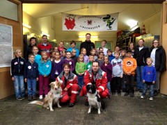 Teilnehmer, Betreuer und Rettungshundeführer